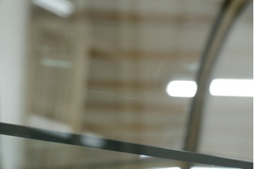 フランスアンティーク　高級品　真鍮(しんちゅう)フレーム　曲げガラス天板のおしゃれなガラスケース　(R-082104)