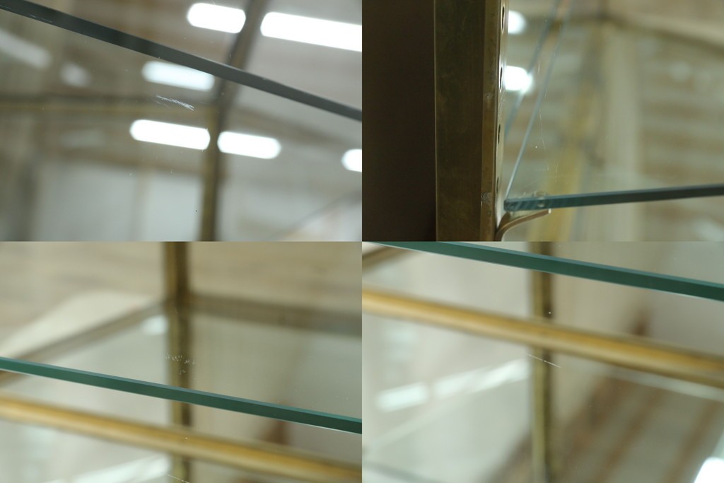 フランスアンティーク　高級品　真鍮(しんちゅう)フレーム　曲げガラス天板のおしゃれなガラスケース　(R-082104)