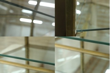 フランスアンティーク　高級品　真鍮(しんちゅう)フレーム　曲げガラス天板のおしゃれなガラスケース　(R-082104)