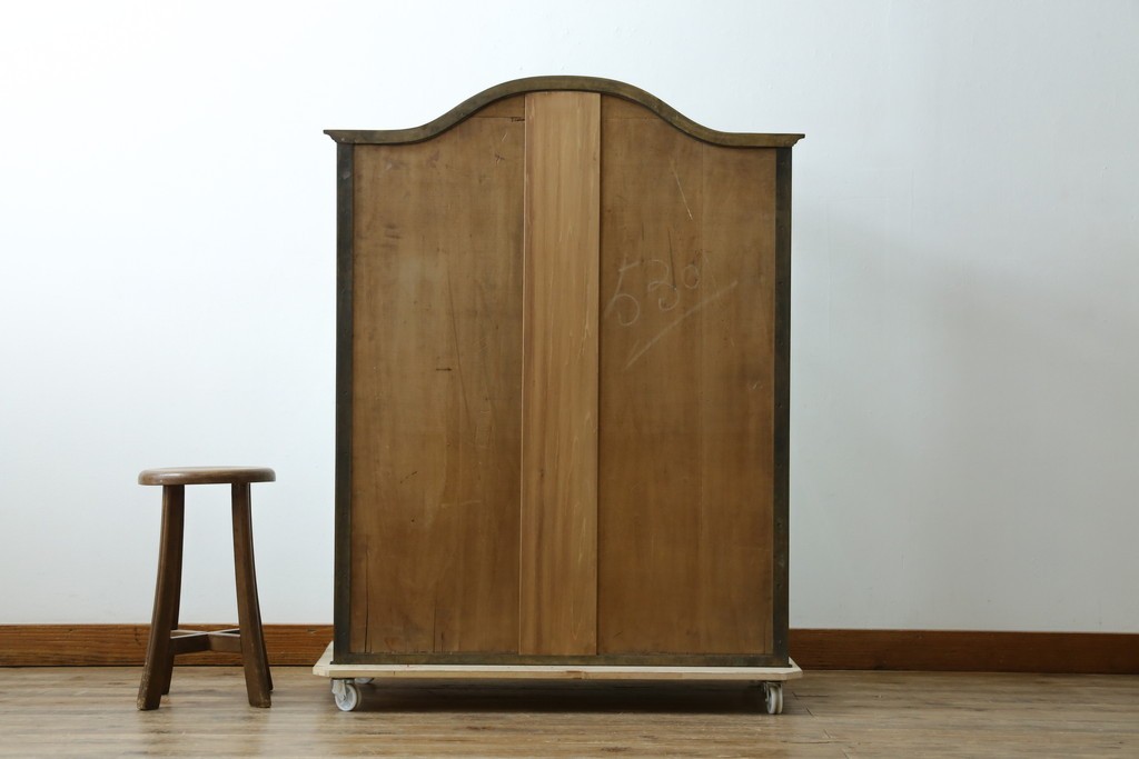 フランスアンティーク　高級品　真鍮(しんちゅう)フレーム　曲げガラス天板のおしゃれなガラスケース　(R-082104)