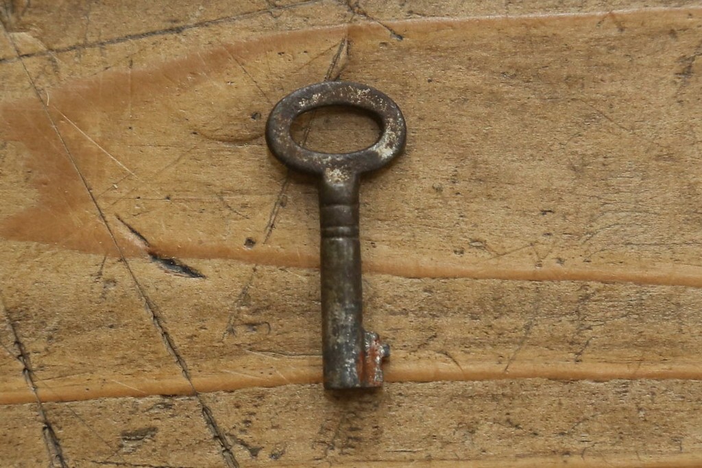 フランスアンティーク　高級品　真鍮(しんちゅう)フレーム　曲げガラス天板のおしゃれなガラスケース　(R-082104)