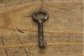 フランスアンティーク　高級品　真鍮(しんちゅう)フレーム　曲げガラス天板のおしゃれなガラスケース　(R-082104)