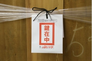 フランスアンティーク　高級品　真鍮(しんちゅう)フレーム　曲げガラス天板のおしゃれなガラスケース　(R-082104)