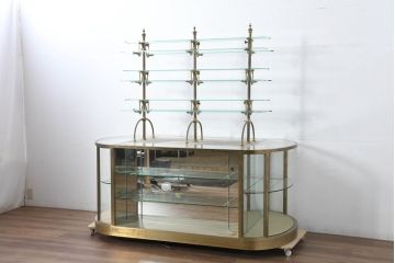 中古　特注オーダー品　曲げガラス　真鍮(しんちゅう)フレーム　高級感のある上品なデザインが魅力的な両面使いのオーバル型展示台(ガラスケース、Gケース、ショーケース、ディスプレイケース、飾り棚、陳列棚、店舗什器)(製作費約300万円)(R-082105)