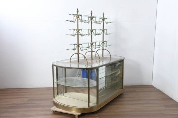 中古　特注オーダー品　曲げガラス　真鍮(しんちゅう)フレーム　高級感のある上品なデザインが魅力的な両面使いのオーバル型展示台(ガラスケース、Gケース、ショーケース、ディスプレイケース、飾り棚、陳列棚、店舗什器)(製作費約300万円)(R-082105)