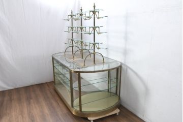中古　特注オーダー品　曲げガラス　真鍮(しんちゅう)フレーム　高級感のある上品なデザインが魅力的な両面使いのオーバル型展示台(ガラスケース、Gケース、ショーケース、ディスプレイケース、飾り棚、陳列棚、店舗什器)(製作費約300万円)(R-082105)