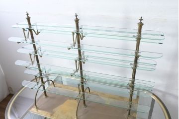 中古　特注オーダー品　曲げガラス　真鍮(しんちゅう)フレーム　高級感のある上品なデザインが魅力的な両面使いのオーバル型展示台(ガラスケース、Gケース、ショーケース、ディスプレイケース、飾り棚、陳列棚、店舗什器)(製作費約300万円)(R-082105)