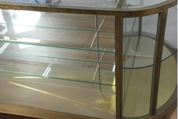 中古　特注オーダー品　曲げガラス　真鍮(しんちゅう)フレーム　高級感のある上品なデザインが魅力的な両面使いのオーバル型展示台(ガラスケース、Gケース、ショーケース、ディスプレイケース、飾り棚、陳列棚、店舗什器)(製作費約300万円)(R-082105)