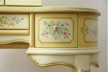 イタリアビンテージ　ハンドペイント　ロココ調　キドニーデザイン　空間に柔らかな印象を与えるドレッサーとスツールのセット(化粧台、鏡台、ミラー、イス、椅子、ヴィンテージ)(R-082106)