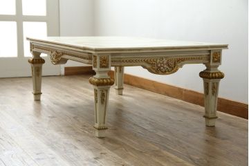 中古　美品!!　イタリア　高級品　高島屋デパート取り扱い　ハンドペイント　ロココ調の装飾が可愛らしいローテーブル(センターテーブル、リビングテーブル)(定価約50万円)(R-082107)