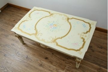 中古　美品!!　イタリア　高級品　高島屋デパート取り扱い　ハンドペイント　ロココ調の装飾が可愛らしいローテーブル(センターテーブル、リビングテーブル)(定価約50万円)(R-082107)