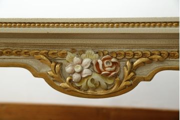 中古　美品!!　イタリア　高級品　高島屋デパート取り扱い　ハンドペイント　ロココ調の装飾が可愛らしいローテーブル(センターテーブル、リビングテーブル)(定価約50万円)(R-082107)