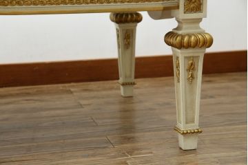 中古　美品!!　イタリア　高級品　高島屋デパート取り扱い　ハンドペイント　ロココ調の装飾が可愛らしいローテーブル(センターテーブル、リビングテーブル)(定価約50万円)(R-082107)