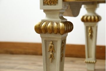 中古　美品!!　イタリア　高級品　高島屋デパート取り扱い　ハンドペイント　ロココ調の装飾が可愛らしいローテーブル(センターテーブル、リビングテーブル)(定価約50万円)(R-082107)