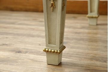 中古　美品!!　イタリア　高級品　高島屋デパート取り扱い　ハンドペイント　ロココ調の装飾が可愛らしいローテーブル(センターテーブル、リビングテーブル)(定価約50万円)(R-082107)