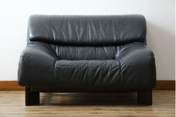 中古　美品　国産職人手作り　アサヒ木工　本革(一部合皮)　安らぎの空間を演出する1人掛けソファ(アームチェア、1Pソファ、一人掛け、レザー)(定価約13万円)(R-082109)
