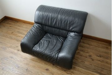 中古　美品　国産職人手作り　アサヒ木工　本革(一部合皮)　安らぎの空間を演出する1人掛けソファ(アームチェア、1Pソファ、一人掛け、レザー)(定価約13万円)(R-082109)