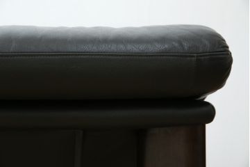 中古　美品　国産職人手作り　アサヒ木工　本革(一部合皮)　安らぎの空間を演出する1人掛けソファ(アームチェア、1Pソファ、一人掛け、レザー)(定価約13万円)(R-082109)
