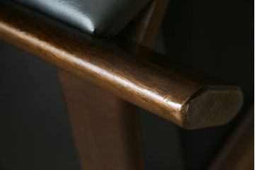 中古　美品　国産職人手作り　アサヒ木工　本革(一部合皮)　安らぎの空間を演出する1人掛けソファ(アームチェア、1Pソファ、一人掛け、レザー)(定価約13万円)(R-082109)