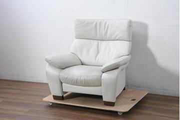 中古　美品　カリモク(karimoku)　ZW7300　本革(レザー)　ずっと座っていたくなるような包容力のある1Pソファ(アームチェア、1人掛けソファ、一人掛けソファ)(定価約20万円)(R-082112)