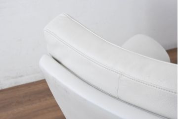 中古　美品　カリモク(karimoku)　ZW7300　本革(レザー)　ずっと座っていたくなるような包容力のある1Pソファ(アームチェア、1人掛けソファ、一人掛けソファ)(定価約20万円)(R-082112)