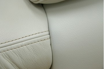 中古　美品　カリモク(karimoku)　ZW7300　本革(レザー)　ずっと座っていたくなるような包容力のある1Pソファ　定価約20万円　(R-082112)