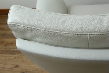 中古　美品　カリモク(karimoku)　ZW7300　本革(レザー)　ずっと座っていたくなるような包容力のある1Pソファ　定価約20万円　(R-082112)