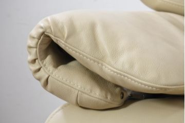 中古　美品　イタリア　IDC大塚家具取り扱い　Poltromec(ポルトロメック)　ジェミニシリーズ　本革(レザー)　洗練されたデザインのモダンでスタイリッシュな2.5人掛けソファ(2P、2.5P、3P、2人掛け、2.5人掛け、3人掛け、背もたれ可動式、ハイバック、ローバック)(定価約80万円)(R-082113)