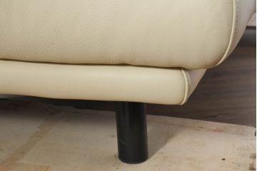 中古　美品　イタリア　IDC大塚家具取り扱い　Poltromec(ポルトロメック)　ジェミニシリーズ　本革(レザー)　洗練されたデザインのモダンでスタイリッシュな2.5人掛けソファ(2P、2.5P、3P、2人掛け、2.5人掛け、3人掛け、背もたれ可動式、ハイバック、ローバック)(定価約80万円)(R-082113)