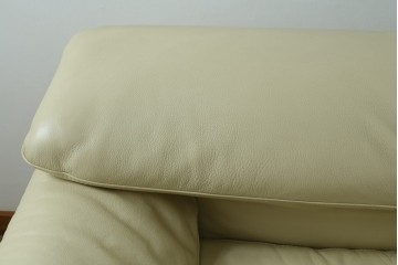 中古　美品　イタリア　IDC大塚家具取り扱い　Poltromec(ポルトロメック)　ジェミニシリーズ　本革(レザー)　洗練されたデザインのモダンでスタイリッシュな2.5人掛けソファ　定価約80万円　(R-082113)