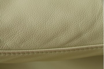中古　美品　イタリア　IDC大塚家具取り扱い　Poltromec(ポルトロメック)　ジェミニシリーズ　本革(レザー)　洗練されたデザインのモダンでスタイリッシュな2.5人掛けソファ　定価約80万円　(R-082113)