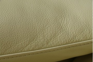 中古　美品　イタリア　IDC大塚家具取り扱い　Poltromec(ポルトロメック)　ジェミニシリーズ　本革(レザー)　洗練されたデザインのモダンでスタイリッシュな2.5人掛けソファ　定価約80万円　(R-082113)