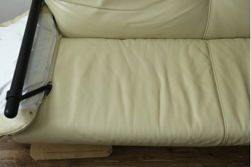中古　美品　イタリア　IDC大塚家具取り扱い　Poltromec(ポルトロメック)　ジェミニシリーズ　本革(レザー)　洗練されたデザインのモダンでスタイリッシュな2.5人掛けソファ　定価約80万円　(R-082113)