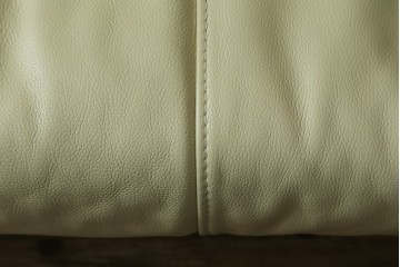 中古　美品　イタリア　IDC大塚家具取り扱い　Poltromec(ポルトロメック)　ジェミニシリーズ　本革(レザー)　洗練されたデザインのモダンでスタイリッシュな2.5人掛けソファ　定価約80万円　(R-082113)