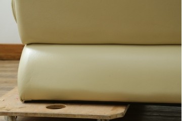 中古　美品　イタリア　IDC大塚家具取り扱い　Poltromec(ポルトロメック)　ジェミニシリーズ　本革(レザー)　洗練されたデザインのモダンでスタイリッシュな2.5人掛けソファ　定価約80万円　(R-082113)