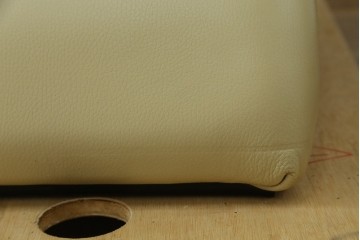 中古　美品　イタリア　IDC大塚家具取り扱い　Poltromec(ポルトロメック)　ジェミニシリーズ　本革(レザー)　洗練されたデザインのモダンでスタイリッシュな2.5人掛けソファ　定価約80万円　(R-082113)