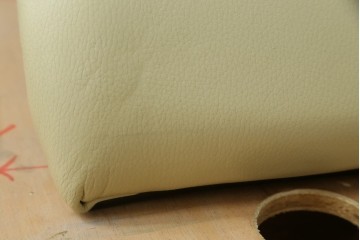 中古　美品　イタリア　IDC大塚家具取り扱い　Poltromec(ポルトロメック)　ジェミニシリーズ　本革(レザー)　洗練されたデザインのモダンでスタイリッシュな2.5人掛けソファ　定価約80万円　(R-082113)