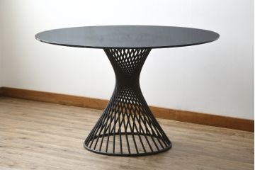 中古　美品　イタリア　calligaris(カリガリス)　VORTEX(ヴォルテックス)　強化ガラス天板　螺旋状のベースがエレガントなラウンドテーブル(丸テーブル、2人掛けダイニングテーブル、4人掛けダイニングテーブル、食卓)(定価約23万円)(R-082116)