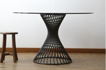 中古　美品　イタリア　calligaris(カリガリス)　VORTEX(ヴォルテックス)　強化ガラス天板　螺旋状のベースがエレガントなラウンドテーブル(丸テーブル、2人掛けダイニングテーブル、4人掛けダイニングテーブル、食卓)(定価約23万円)(R-082116)