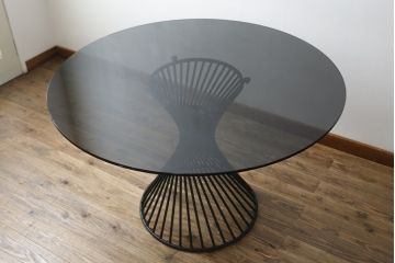 中古　美品　イタリア　calligaris(カリガリス)　VORTEX(ヴォルテックス)　強化ガラス天板　螺旋状のベースがエレガントなラウンドテーブル(丸テーブル、2人掛けダイニングテーブル、4人掛けダイニングテーブル、食卓)(定価約23万円)(R-082116)