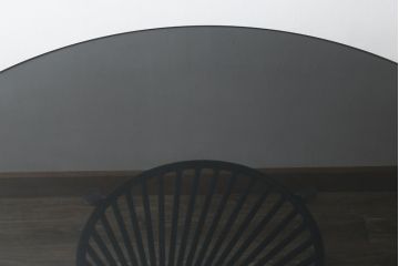 中古　美品　イタリア　calligaris(カリガリス)　VORTEX(ヴォルテックス)　強化ガラス天板　螺旋状のベースがエレガントなラウンドテーブル(丸テーブル、2人掛けダイニングテーブル、4人掛けダイニングテーブル、食卓)(定価約23万円)(R-082116)