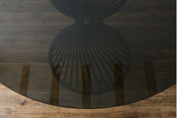 中古　美品　イタリア　calligaris(カリガリス)　VORTEX(ヴォルテックス)　強化ガラス天板　螺旋状のベースがエレガントなラウンドテーブル(丸テーブル、2人掛けダイニングテーブル、4人掛けダイニングテーブル、食卓)(定価約23万円)(R-082116)