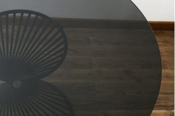 中古　美品　イタリア　calligaris(カリガリス)　VORTEX(ヴォルテックス)　強化ガラス天板　螺旋状のベースがエレガントなラウンドテーブル(丸テーブル、2人掛けダイニングテーブル、4人掛けダイニングテーブル、食卓)(定価約23万円)(R-082116)