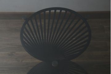 中古　美品　イタリア　calligaris(カリガリス)　VORTEX(ヴォルテックス)　強化ガラス天板　螺旋状のベースがエレガントなラウンドテーブル(丸テーブル、2人掛けダイニングテーブル、4人掛けダイニングテーブル、食卓)(定価約23万円)(R-082116)