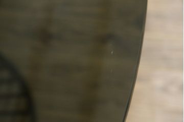 中古　美品　イタリア　calligaris(カリガリス)　VORTEX(ヴォルテックス)　強化ガラス天板　螺旋状のベースがエレガントなラウンドテーブル(丸テーブル、2人掛けダイニングテーブル、4人掛けダイニングテーブル、食卓)(定価約23万円)(R-082116)