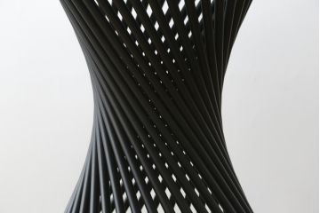 中古　美品　イタリア　calligaris(カリガリス)　VORTEX(ヴォルテックス)　強化ガラス天板　螺旋状のベースがエレガントなラウンドテーブル(丸テーブル、2人掛けダイニングテーブル、4人掛けダイニングテーブル、食卓)(定価約23万円)(R-082116)