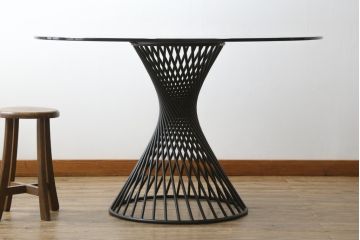 中古　美品　イタリア　calligaris(カリガリス)　VORTEX(ヴォルテックス)　強化ガラス天板　螺旋状のベースがエレガントなラウンドテーブル(丸テーブル、2人掛けダイニングテーブル、4人掛けダイニングテーブル、食卓)(定価約23万円)(R-082116)