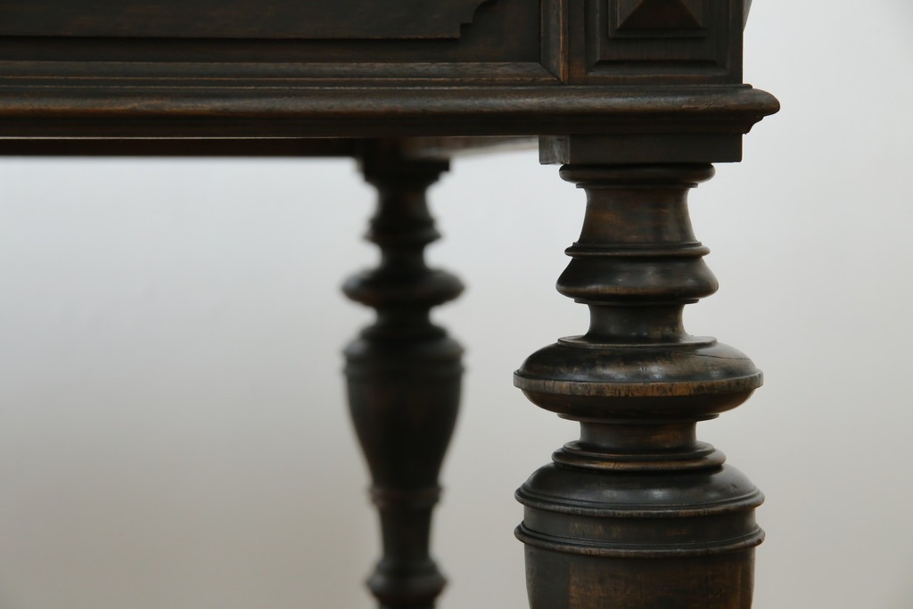 フランスアンティーク　上手物　高級品!!　上品で凝ったデザインが魅力的なダイニングテーブル　(R-082118)