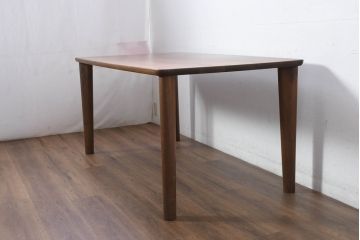 中古　飛騨高山　家具ブランド　シラカワ(shirakawa)　ハルス(Hals)　ウォールナット材　シンプルで洗練されたデザインのダイニングテーブル(4人掛け、食卓)(定価約22万円)(R-082125)