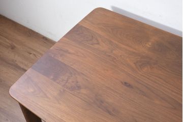 中古　飛騨高山　家具ブランド　シラカワ(shirakawa)　ハルス(Hals)　ウォールナット材　シンプルで洗練されたデザインのダイニングテーブル(4人掛け、食卓)(定価約22万円)(R-082125)